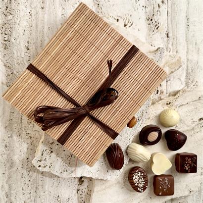 Dansk och belgisk Lyx dessertchoklad - 9 st. i naturfärgad bambulåda