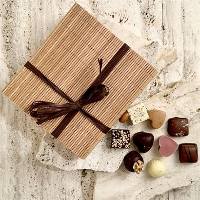 Dansk handgjord dessertchoklad - 9 st. i naturfärgad bambulåda