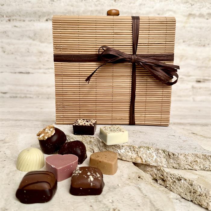 Dansk handgjord dessertchoklad - 9 st. i naturfärgad bambulåda