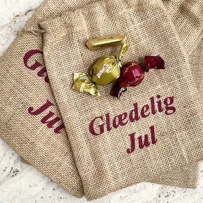 Mysig gåva med spel och godsaker i God Jul-säck