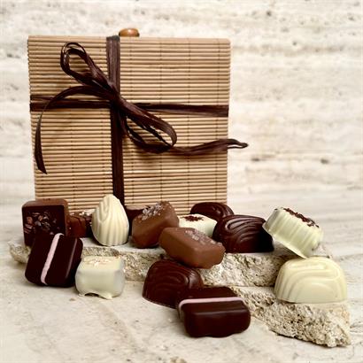 18 Belgiska Gourmet Dessertchoklad i Naturfärgad Bambulåda