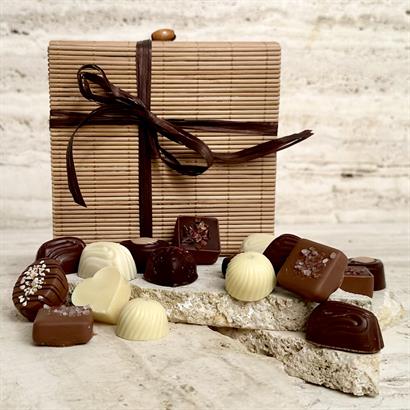 Dansk och belgisk Lyx dessertchoklad - 18 st. i naturfärgad bambulåda