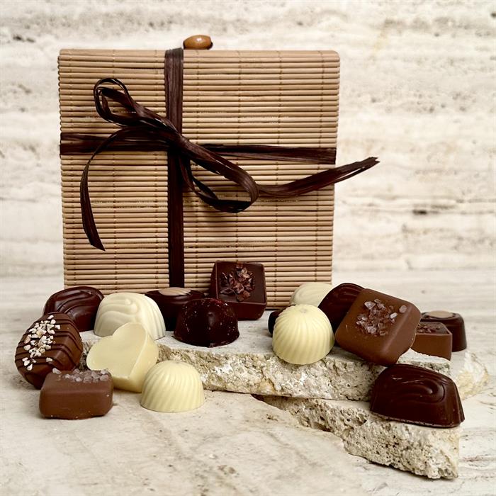 Dansk och belgisk Lyx dessertchoklad - 18 st. i naturfärgad bambulåda