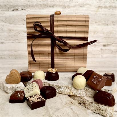 Dansk handgjord dessertchoklad - 18 st. i naturfärgad bambulåda