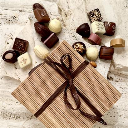 Dansk handgjord dessertchoklad - 18 st. i naturfärgad bambulåda