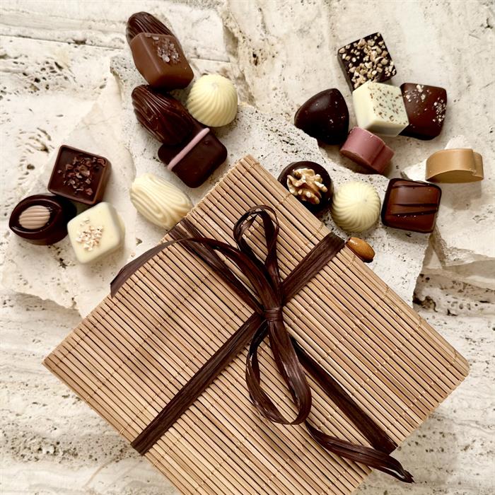 Dansk handgjord dessertchoklad - 18 st. i naturfärgad bambulåda