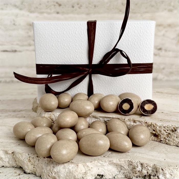 Italienska drageer med romlikör i vit chokladask – 160 gram