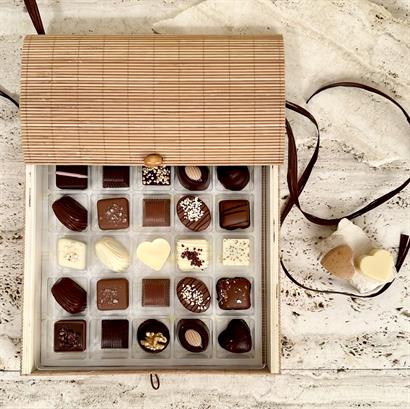 Dansk och belgisk Lyx dessertchoklad - 25 st. i naturfärgad bambulåda