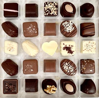 Dansk och Belgisk Lyx Dessertchoklad - 50 st. i Naturfärgad Bambulåda