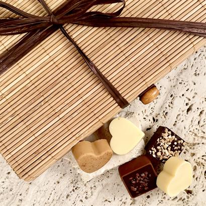 Dansk och Belgisk Lyx Dessertchoklad - 50 st. i Naturfärgad Bambulåda