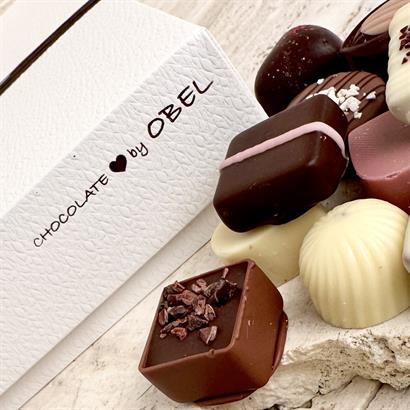 Dansk och belgisk Lyx dessertchoklad - 25 st. i präglad vit ask
