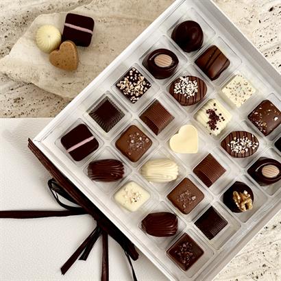 Dansk och belgisk Lyx dessertchoklad - 25 st. i präglad vit ask