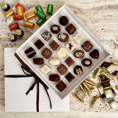 Lyxig dessertchoklad 25 st. och 400 g chokladblandning i präglad vit ask