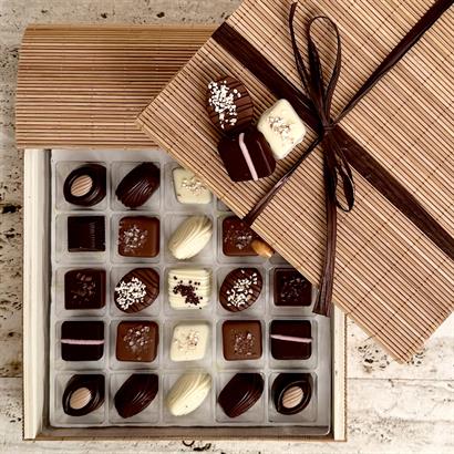 25 Belgiska Gourmet Dessertchoklad i Naturfärgad Bambulåda
