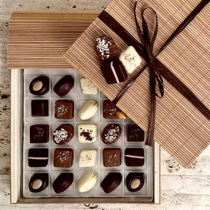 25 Belgiska Gourmet Dessertchoklad i Naturfärgad Bambulåda