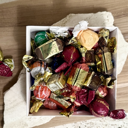 Lyxig chokladblandning - 400 gram i präglad vit ask