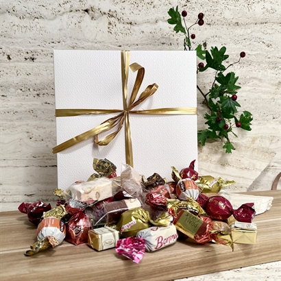 Lyxig chokladblandning - 500 gram i präglad vit ask