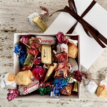 Lyxig chokladblandning - 400 gram i präglad vit ask
