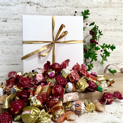 Lyxig chokladblandning - 1000 gram i präglad vit ask