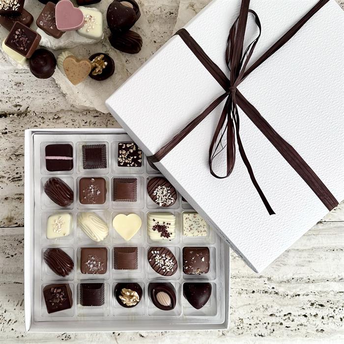 Dansk och belgisk Lyx dessertchoklad - 50 st. i präglad vit ask