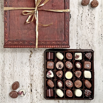 Vackert Träskrin med 25 stycken Belgisk Gourmet Dessertchoklad
