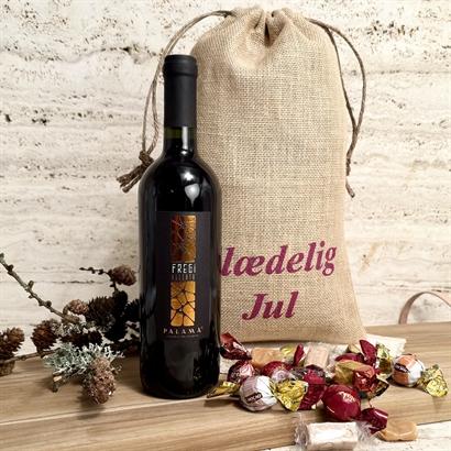 Julpåse med 1 flaska Salento rödvin och 200 gram lyxig chokladblandning.