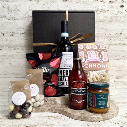 Presentkorg med Pasta kit, italienskt rödvin och delikatesser