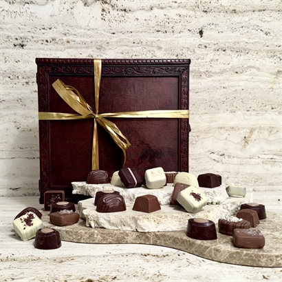 Vackert Träskrin med 25 stycken Belgisk Gourmet Dessertchoklad