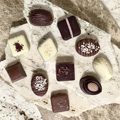 Vackert Träskrin med 25 stycken Belgisk Gourmet Dessertchoklad