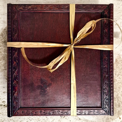 Vackert Träskrin med 25 stycken Belgisk Gourmet Dessertchoklad