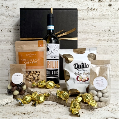 Gåvokorg med italienska delikatesser, Vitt vin och choklad