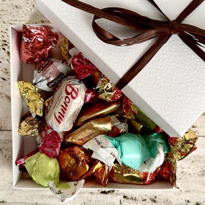 Lyxig chokladblandning - 200 gram i präglad vit ask