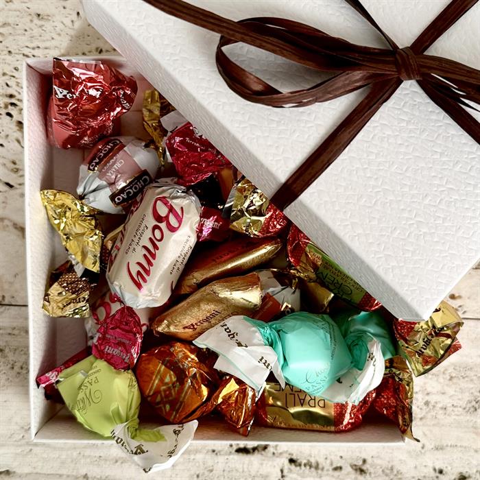 Lyxig chokladblandning - 200 gram i präglad vit ask