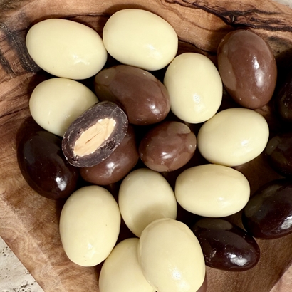 Företagsgåva med 2 flaskor mycket läckert rödvin, Bagsværd, snacks och choklad