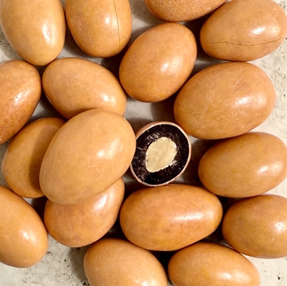 Rödvin och chokladgåva med 2 flaskor fylligt italienskt rödvin, läcker Choklad och snacks.