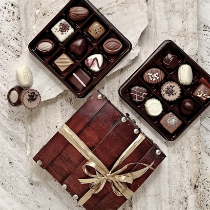 Dansk och Belgisk Lyx Dessertchoklad - 18 st. i Sagolikt Träskrin