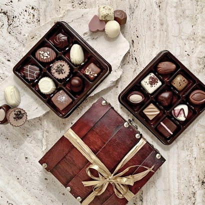 Vacker träask med 27 st. dansk och belgisk Lyx dessertchoklad
