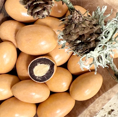 Jättestor skattkista med allt vad hjärtat begär. Delikatesser vin, portvin, delikatesser, lakrits och choklad