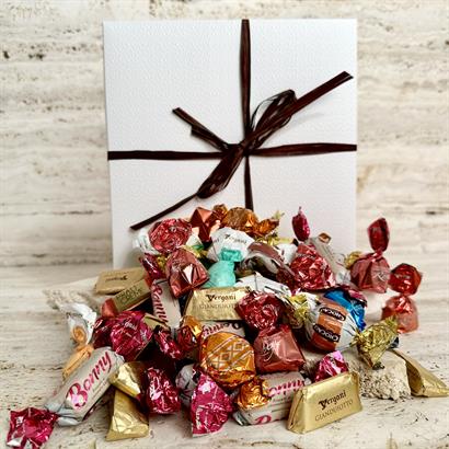 Lyxig chokladblandning - 500 gram i präglad vit ask