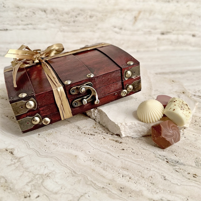 Vacker träskrin med 9 st. Lyxig dessertchoklad och 200 g chokladblandning