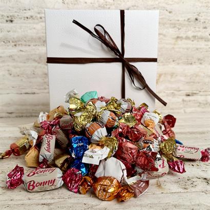 Lyxig chokladblandning - 750 gram i präglad vit ask