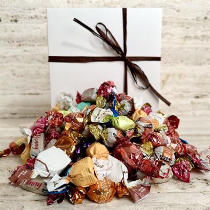 Lyxig chokladblandning - 1000 gram i präglad vit ask
