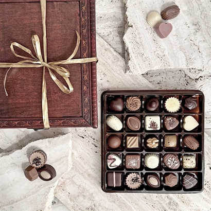 Fint träskrin med 25 st. dansk och belgisk Luksus dessertchoklad