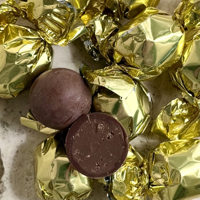 Alkoholfri Gåvokorg med läcker Choklad och snacks.