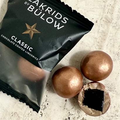 Lyxkorg med Georg Jensen rödvinsglas, rödvin och delikatesser