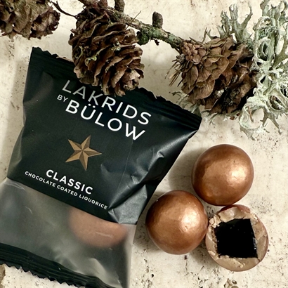 Skattkista med brända mandlar, lakritskonfekt & Lakrids by Bülow