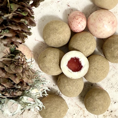 Vin och chokladgåva med 1 flaska rödvin, läcker Choklad och snacks.