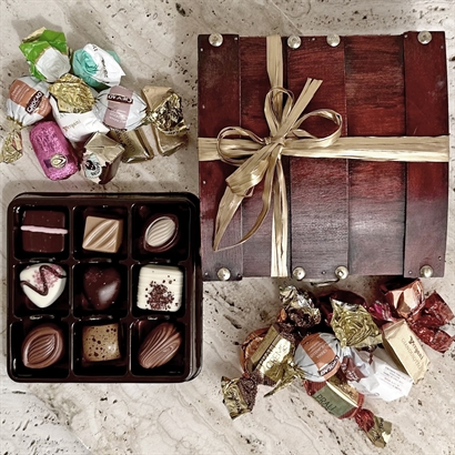 Eventyrligt Träskrin med 9 Luksus dessertchokolader og 400 g Chokoladeblanding