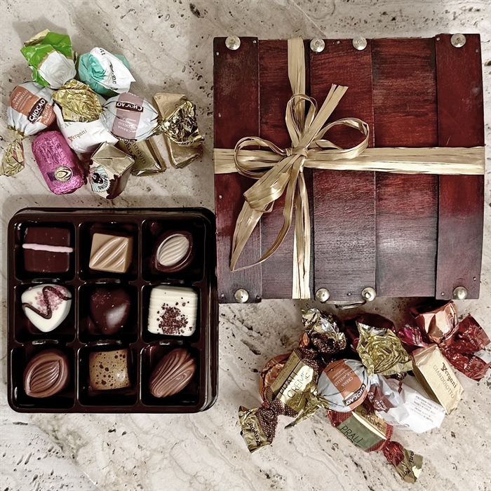 Eventyrligt Träskrin med 9 Luksus dessertchokolader og 400 g Chokoladeblanding