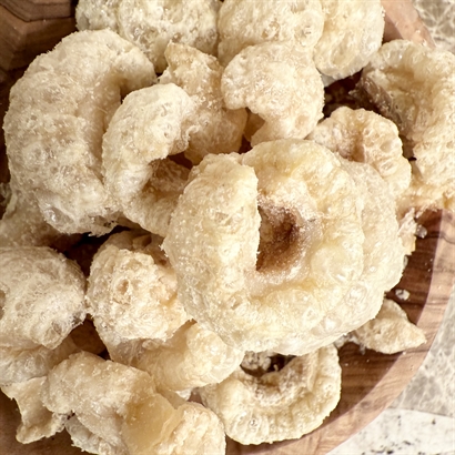 Jättestor skattkista med allt vad hjärtat begär. Delikatesser vin, portvin, delikatesser, lakrits och choklad